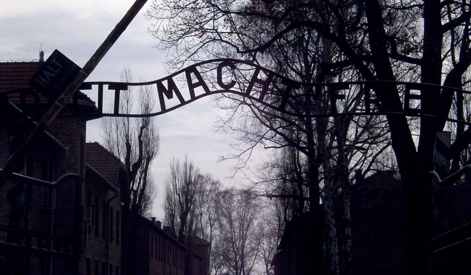 Konsentrasjonsleiren Auschwitz. Selv teksten over porten var løgn.