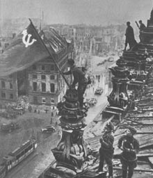 Det røde flagget vaier over Berlin i 1945.