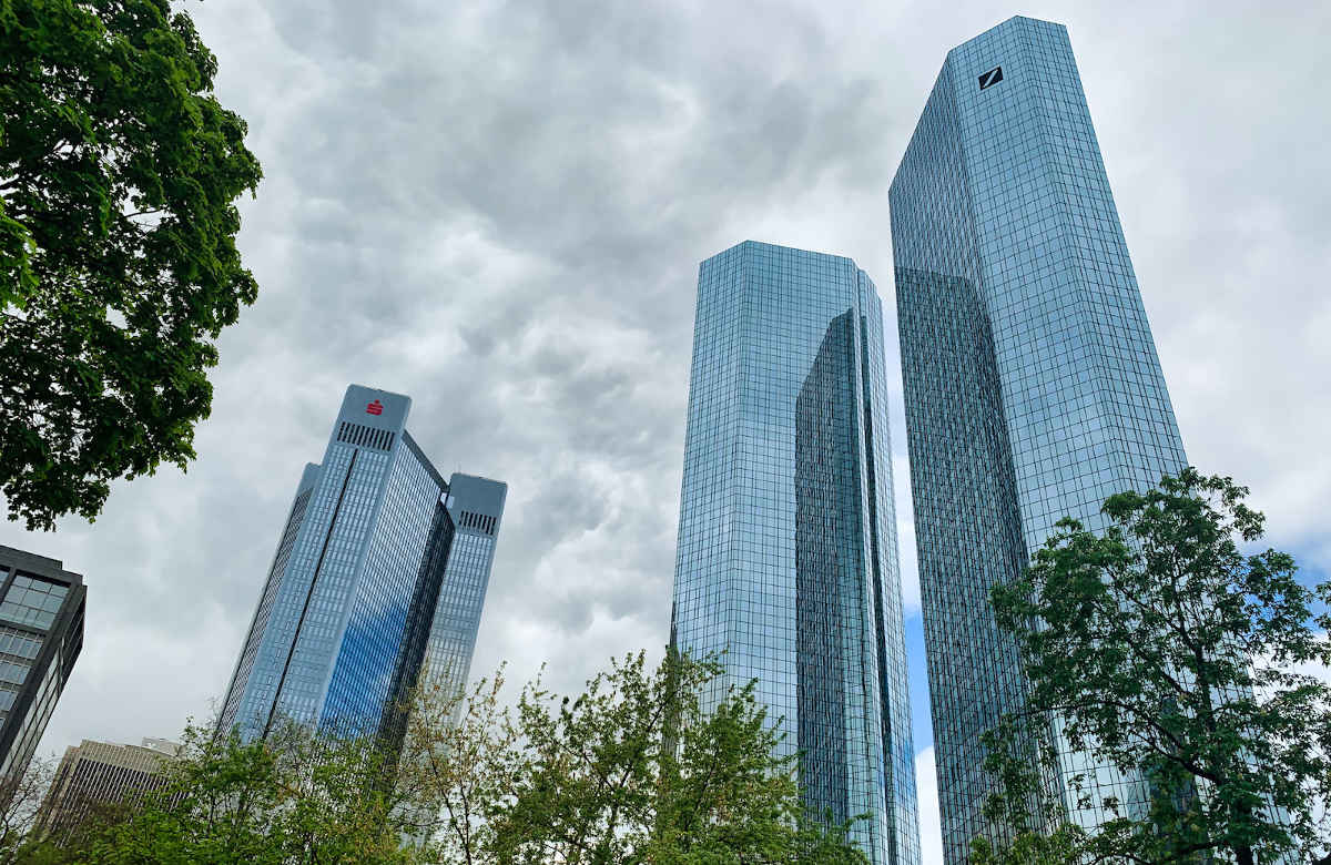 Deutsche Bank-bygget ruver over Frankfurt am Main. Hvor stødig er fundamentet? Foto: Alexander Popovkin, unsplash.