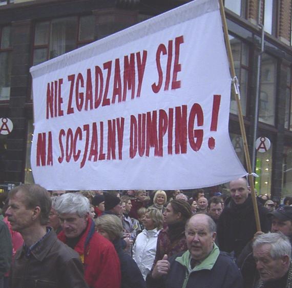 Nei til sosial dumping! Teksten er på polsk. © Foto: Revolusjon