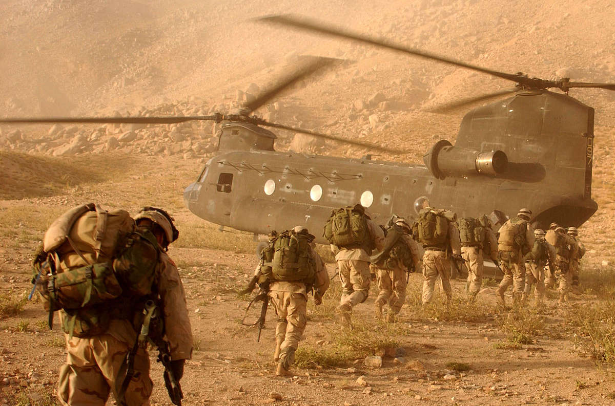 Angriperne må nå flykte. Illustrasjonsfoto av et CH-47 Chinook helikopter i Afghanistan i 2003. Foto fra wikipedia, public domain.