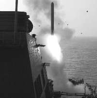 Amerikanske krigsskip har avfyrt Tomahawk-raketter mot baser i Syria.