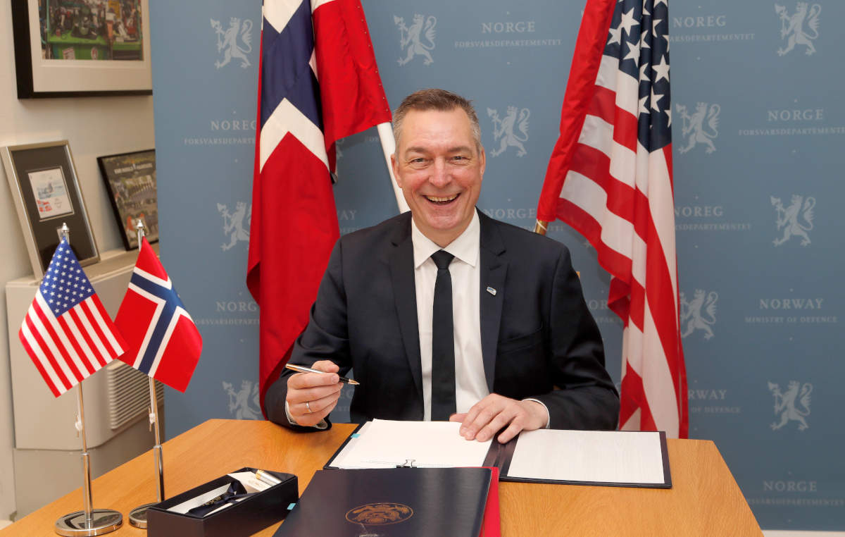 Forsvarsminister Frank Bakke-Jensen undertegner tilleggsavtale om forsvarssamarbeid med USA. Foto: Torbjørn Kjosvold, Forsvaret.