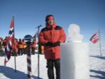 Stoltenberg på triumfferd i Antarktis i 2011. Foto: Statsministerens kontor flickr