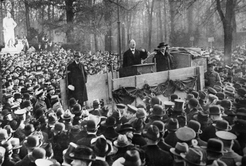 Karl Liebknecht taler i Berlin, desember 1918.